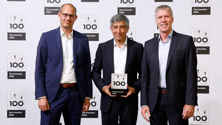 Ranga Yogeshwar hands over the TOP 100 Innovation award to Endress+Hauser Level+Pressure