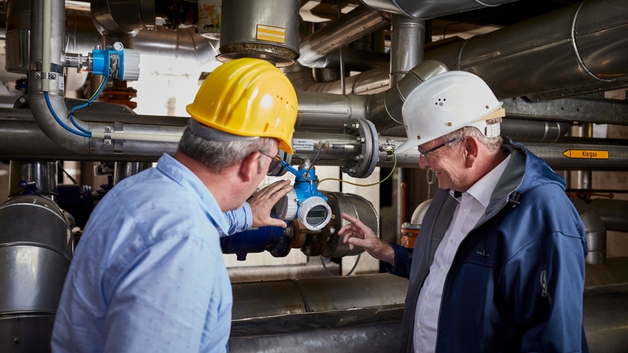 Customer and Endress+Hauser engineer at a refinery