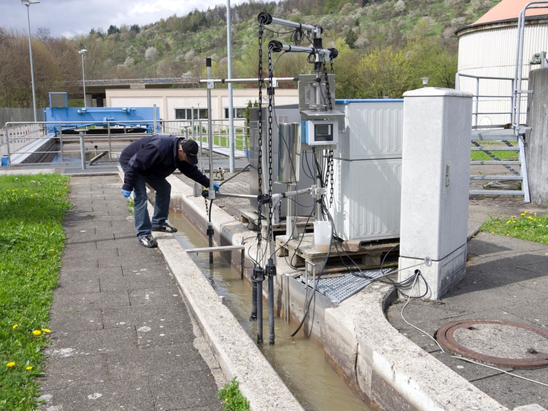 Observing the inlet of a sewage treatment plan Wastewater inlet observation